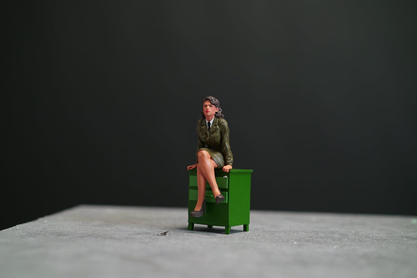 Agent girl figure 1:18 to HO scale handpaint high detail