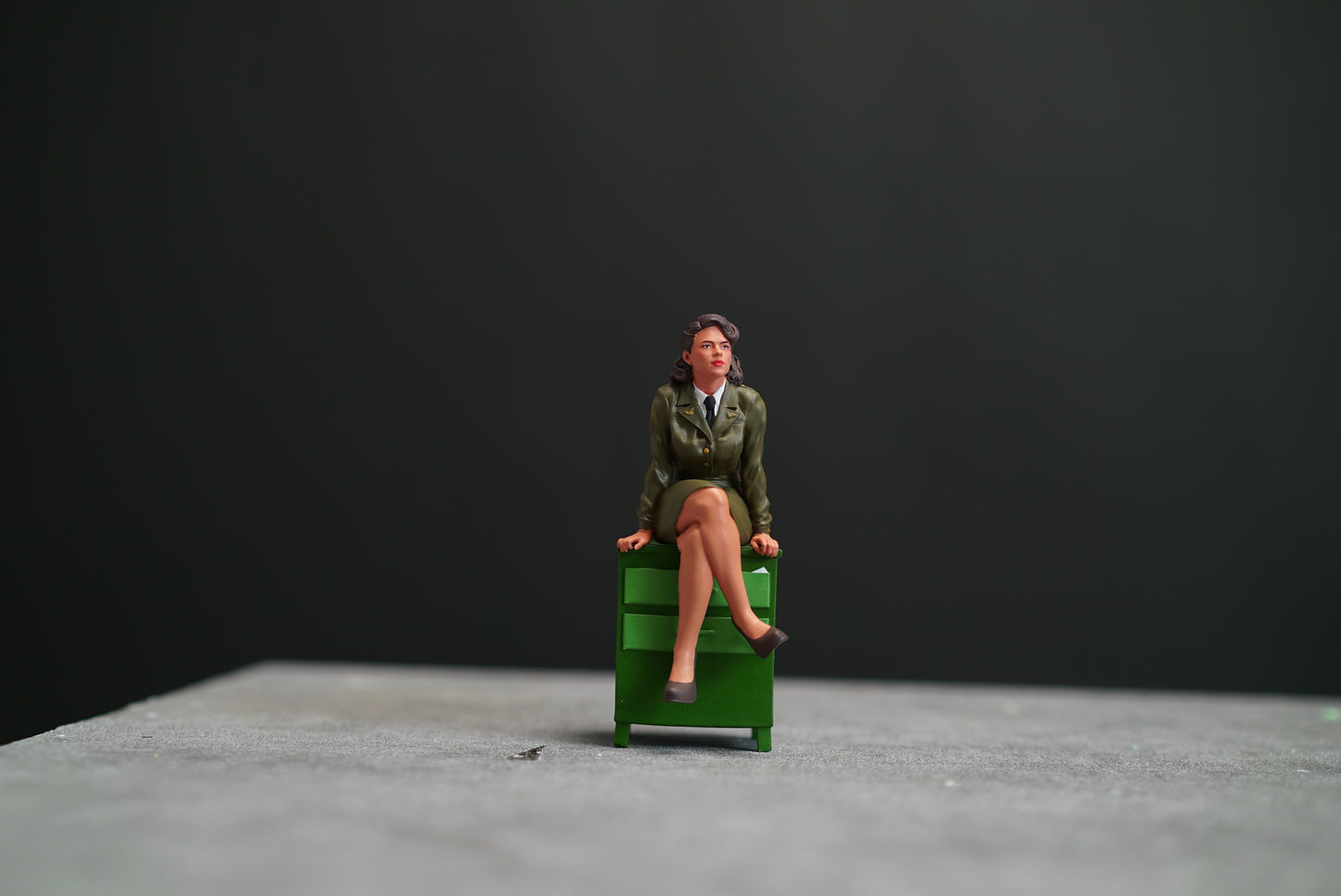 Agent girl figure 1:18 to HO scale handpaint high detail