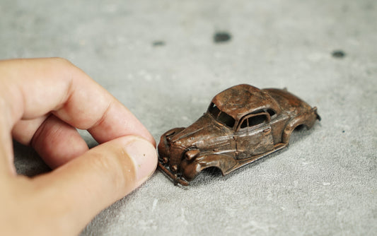 Rusty abandoned car 1:64 HO 1:18 1:43 1:24 scale for diorama making - miniature accessory