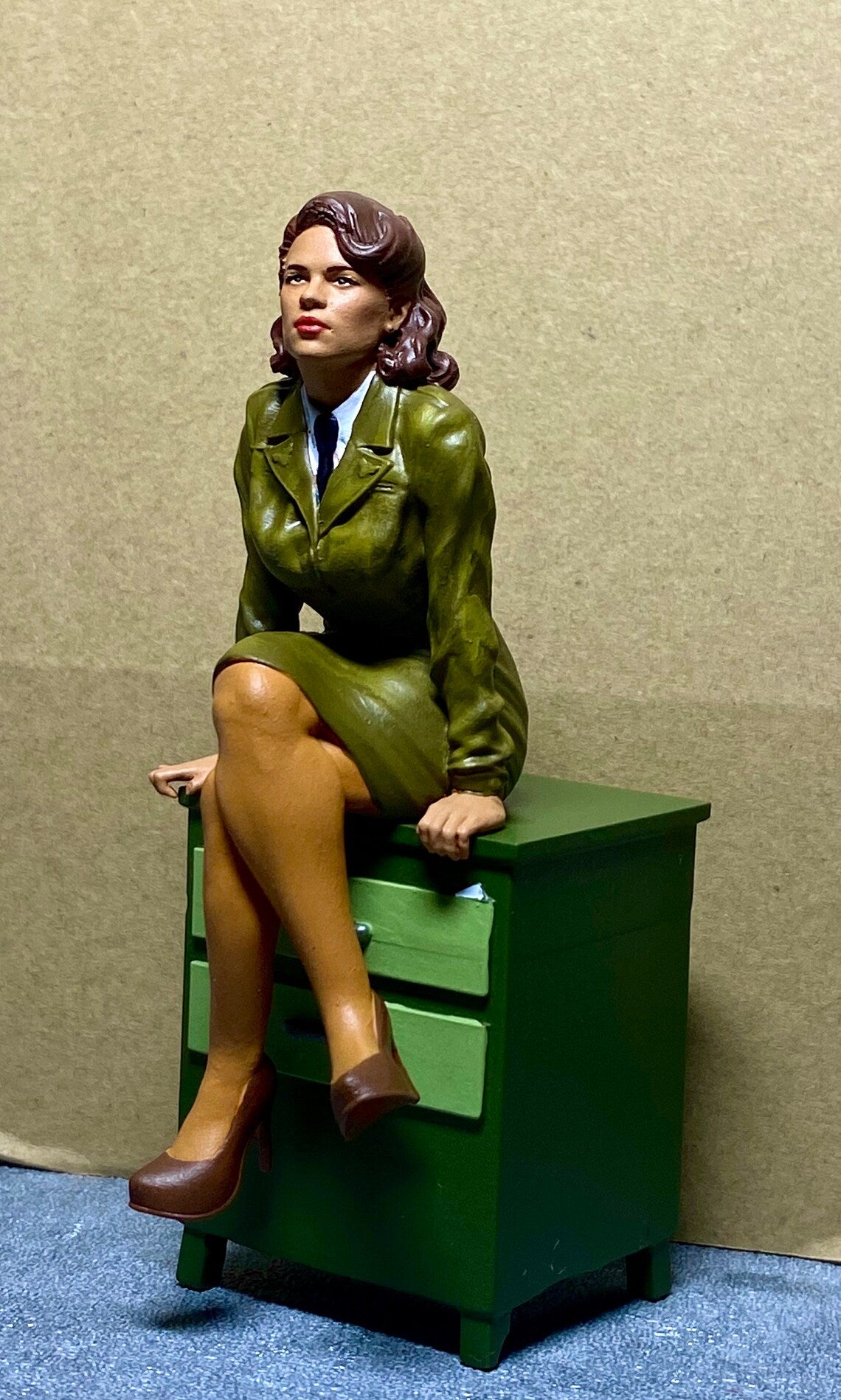 Agent girl figure 1:18 to HO scale handpaint high detail