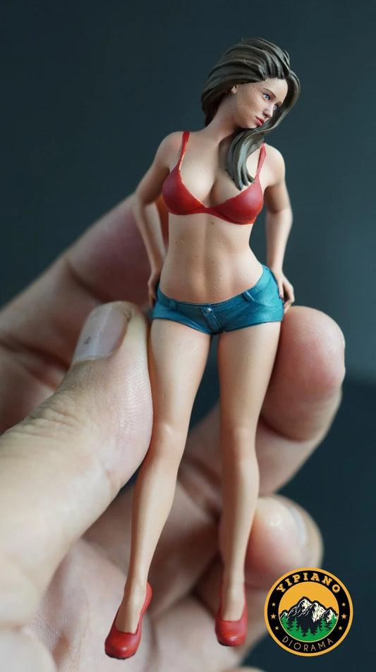 Sexy girl figure high detail handpaint 1:18 to HO scale