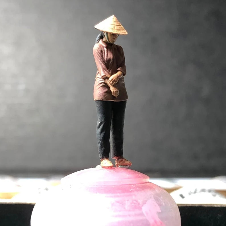 1/35 Vietnamese Asian girl conical hat figure unpainted kit 1/35 - 1/64 HO scale handpaint